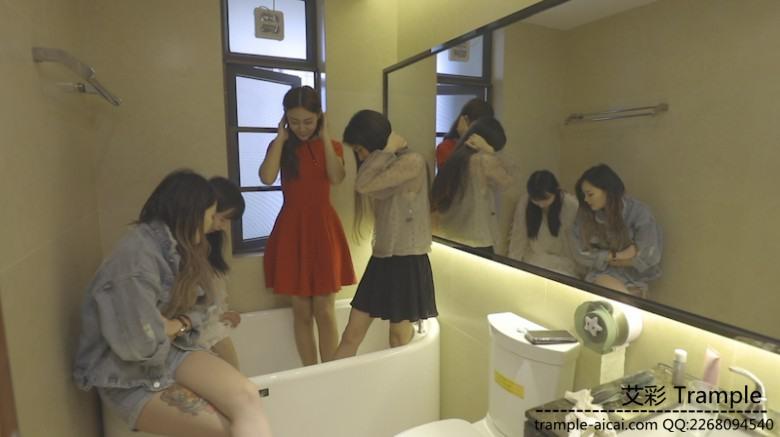 女巨人浴缸踢球