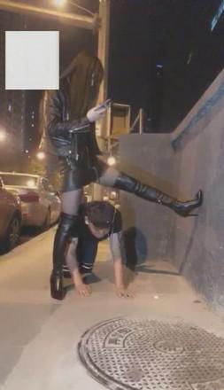 【VIVI】超刺激！午夜遛人形犬