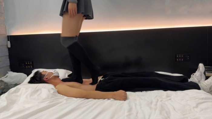 大三素人小梓黑色长筒袜踩踏 ACYC-3960