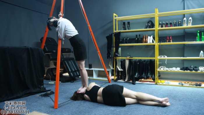 高跟踩哭之后继续平底鞋踩女M YC-241128-9