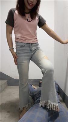 【素人抽水机】楼道公开调奴-牛仔裤坐脸 bf54502