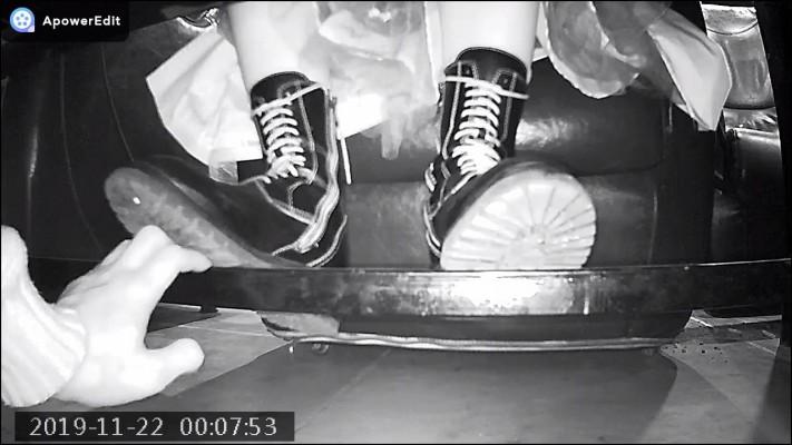 B719 – 无意识网吧妹子纱裙马丁靴踩手 bf46247