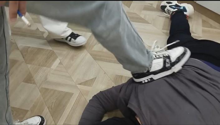 双人精神小妹暴力踢踹踩踏殴打 YC-241020