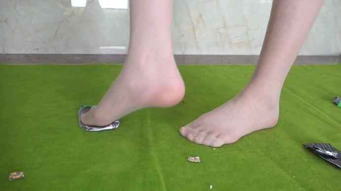 GTS女巨人雪儿高跟美脚踩踏城市，美脚玩弄小人，刺激语言！【南国原创】 YC-241027