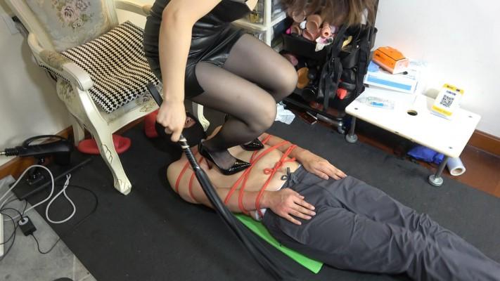 【飞鱼S】暴力踩乳，狠虐嘴碎狗 YC-241026-9