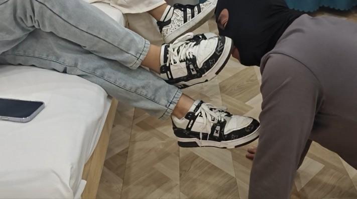 双人精神小妹暴力踢踹踩踏殴打 YC-241020