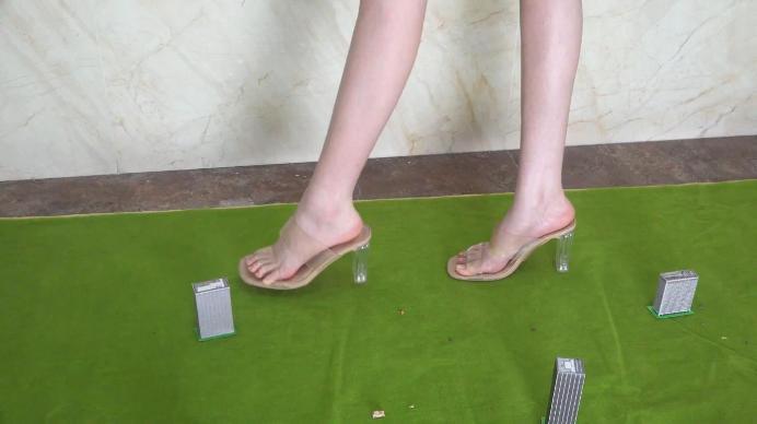 GTS女巨人雪儿高跟美脚踩踏城市，美脚玩弄小人，刺激语言！【南国原创】 YC-241027