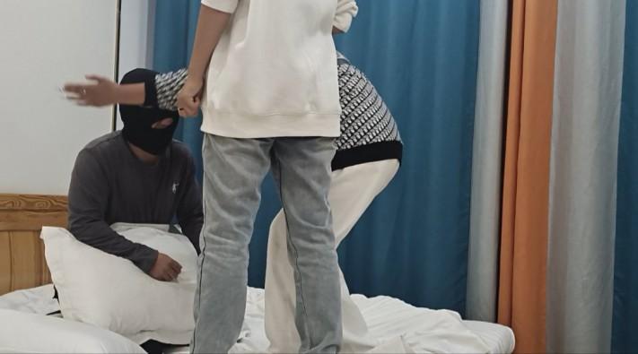 双人精神小妹暴力踢踹踩踏殴打 YC-241020