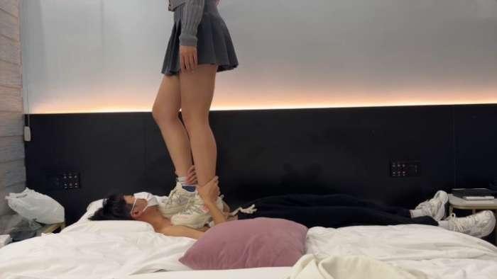 大三素人小梓裙子小白鞋暴力踩踏 JS241122-36