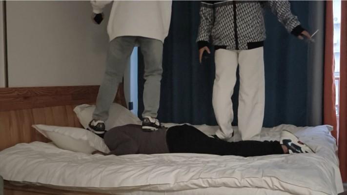 双人精神小妹暴力踢踹踩踏殴打 YC-241020