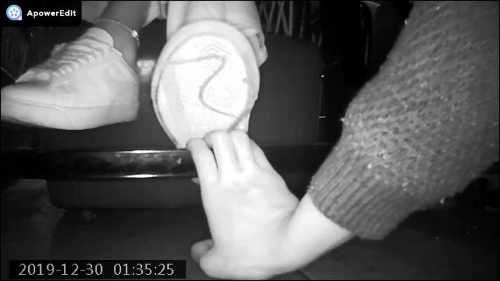 B718 – 无意识网吧妹子白鞋踩手舔鞋 bf46246