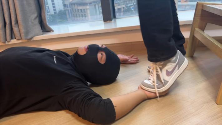 【208少女宿舍】AJ全体重踩手 YC-241026-7