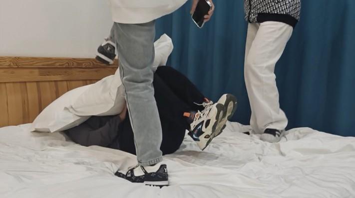 双人精神小妹暴力踢踹踩踏殴打 YC-241020