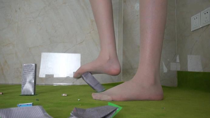 GTS女巨人雪儿高跟美脚踩踏城市，美脚玩弄小人，刺激语言！【南国原创】 YC-241027