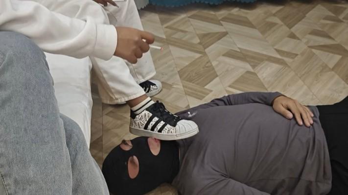 双人精神小妹暴力踢踹踩踏殴打 YC-241020