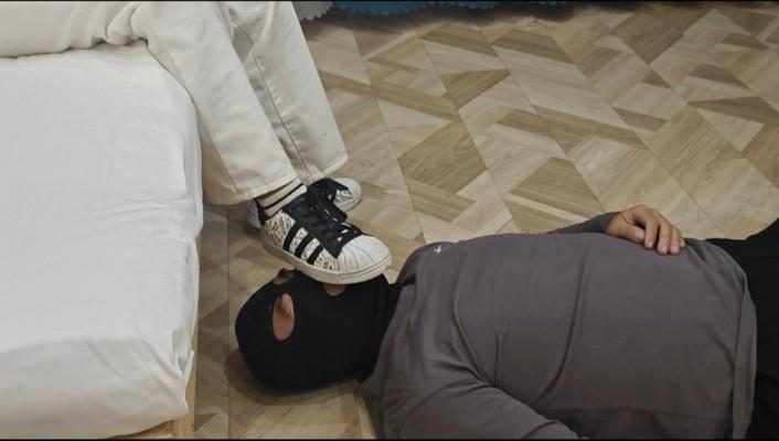 双人精神小妹暴力踢踹踩踏殴打 YC-241020