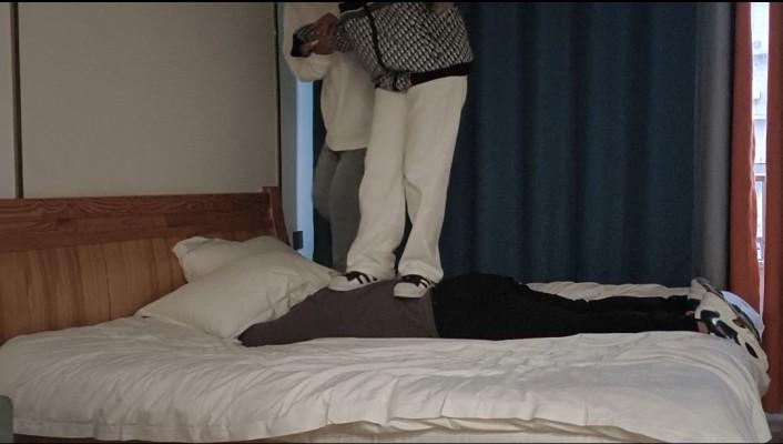 双人精神小妹暴力踢踹踩踏殴打 YC-241020